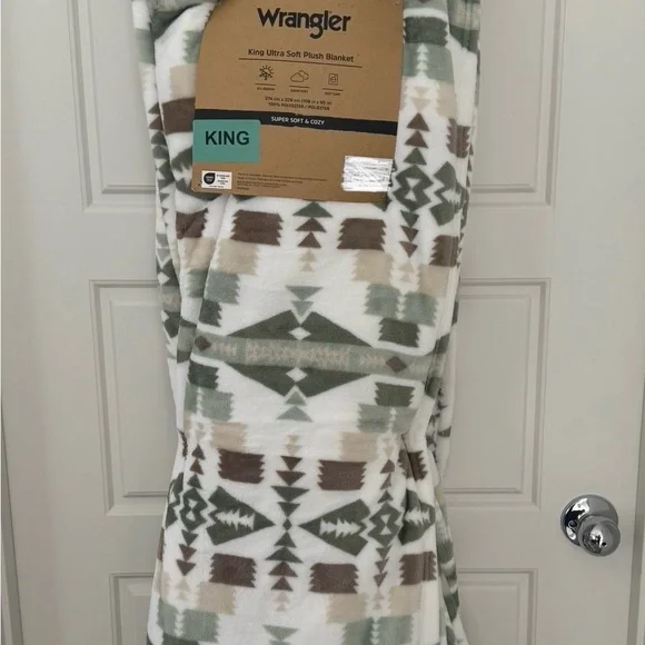 Wrangler Ultra Soft Plush Blanket in Green and Cream - NWT - Picture 1 of 2
